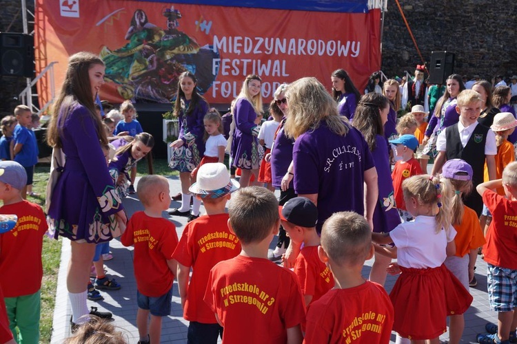 Spotkanie przedszkolaków z zespołami folklorystycznymi