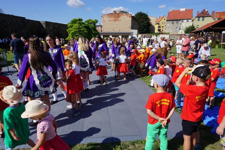 Spotkanie przedszkolaków z zespołami folklorystycznymi