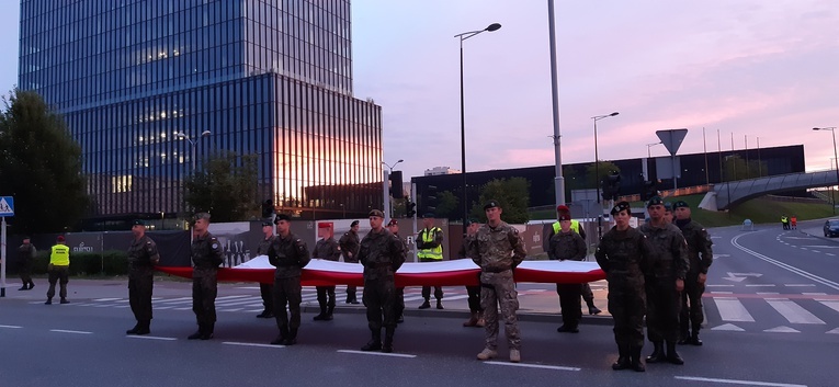 Katowice. Żołnierze wzięli udział w nocnych próbach defilady w centrum miasta. Ruch przywrócony