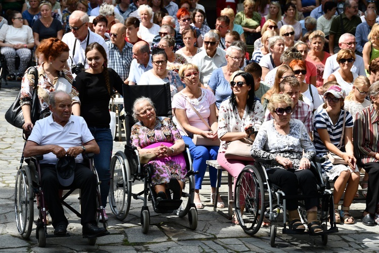 Wprowadzenie relikwii bł. Hanny Chrzanowskiej do sądeckiej fary