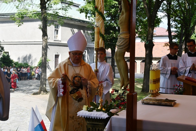 Wprowadzenie relikwii bł. Hanny Chrzanowskiej do sądeckiej fary