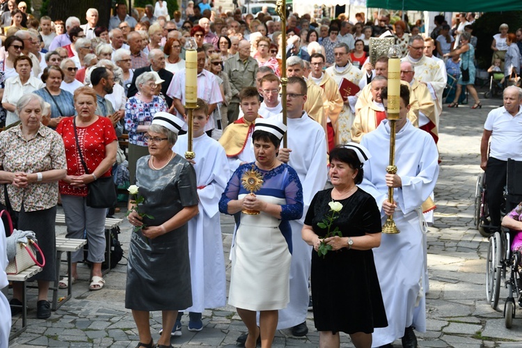 Wprowadzenie relikwii bł. Hanny Chrzanowskiej do sądeckiej fary