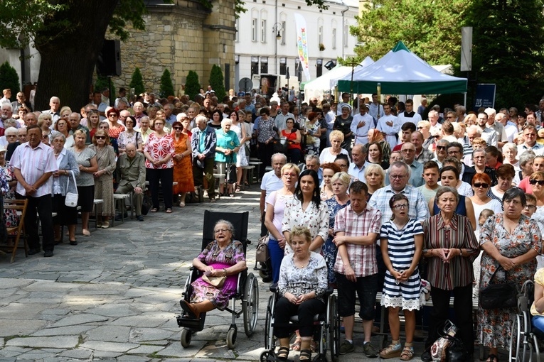 Wprowadzenie relikwii bł. Hanny Chrzanowskiej do sądeckiej fary