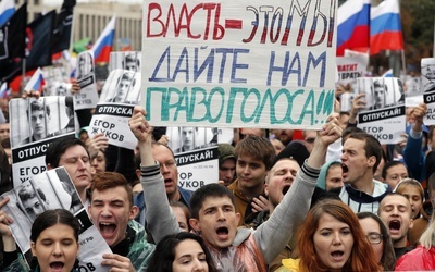 Rosja: Ok. 500 osób zmierza przed budynek Administracji Prezydenta
