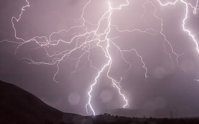 RCB ostrzega przed burzami z gradem w czterech województwach