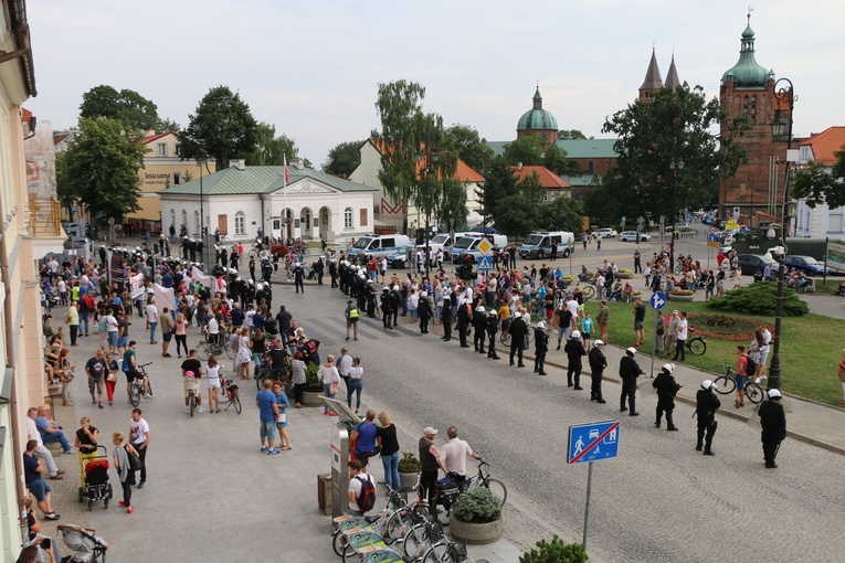 Wokół marszu równości w Płocku