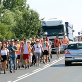 W programie pielgrzymki każdego dnia pątnicy modlą się w różnych wspólnych intencjach. Modlili się również za biskupów i księży.