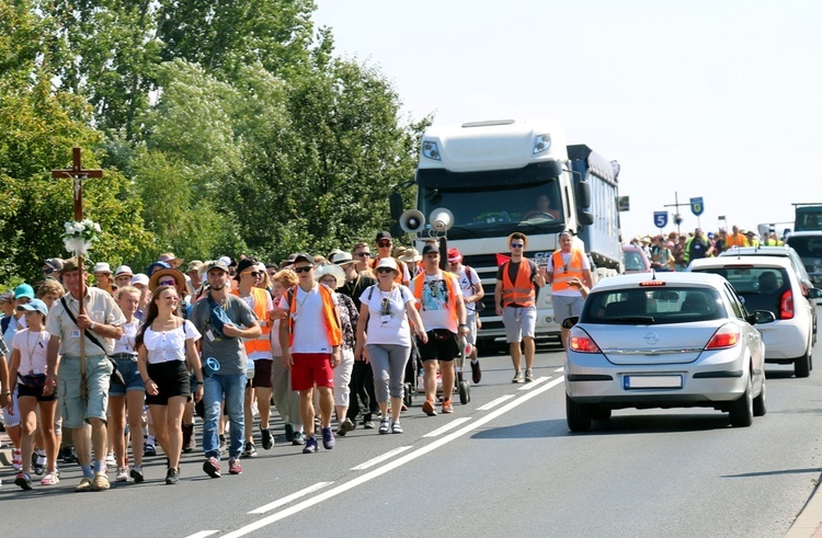 W programie pielgrzymki każdego dnia pątnicy modlą się w różnych wspólnych intencjach. Modlili się również za biskupów i księży.