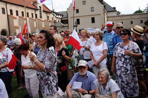 Modlitwa w intencji abp. Marka Jędraszewskiego pod oknem papieskim 