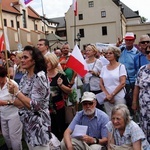 Modlitwa w intencji abp. Marka Jędraszewskiego pod oknem papieskim 