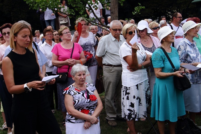 Modlitwa w intencji abp. Marka Jędraszewskiego pod oknem papieskim 