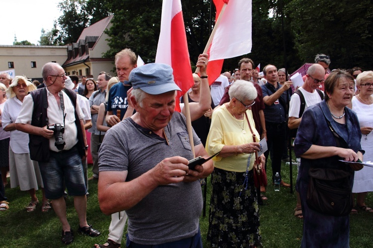 Modlitwa w intencji abp. Marka Jędraszewskiego pod oknem papieskim 