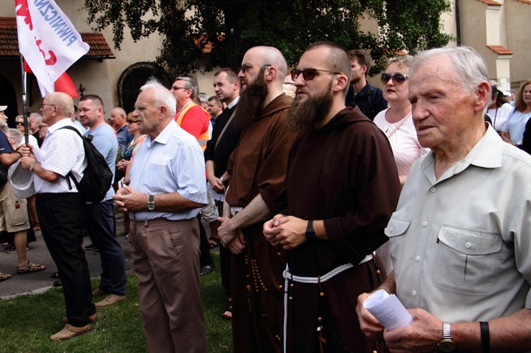 Modlitwa w intencji abp. Marka Jędraszewskiego pod oknem papieskim 