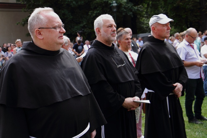 Modlitwa w intencji abp. Marka Jędraszewskiego pod oknem papieskim 