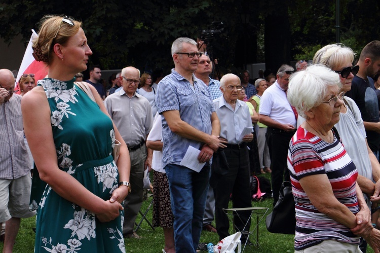 Modlitwa w intencji abp. Marka Jędraszewskiego pod oknem papieskim 