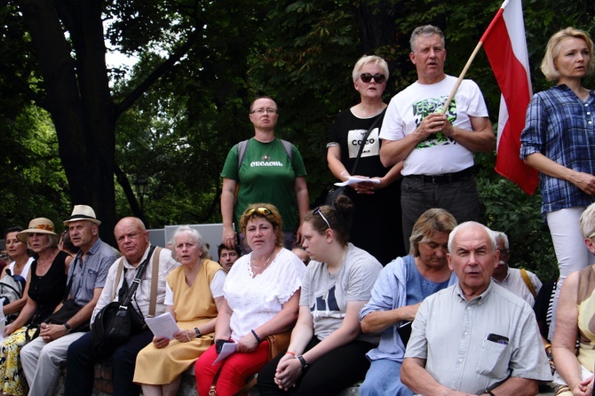 Modlitwa w intencji abp. Marka Jędraszewskiego pod oknem papieskim 