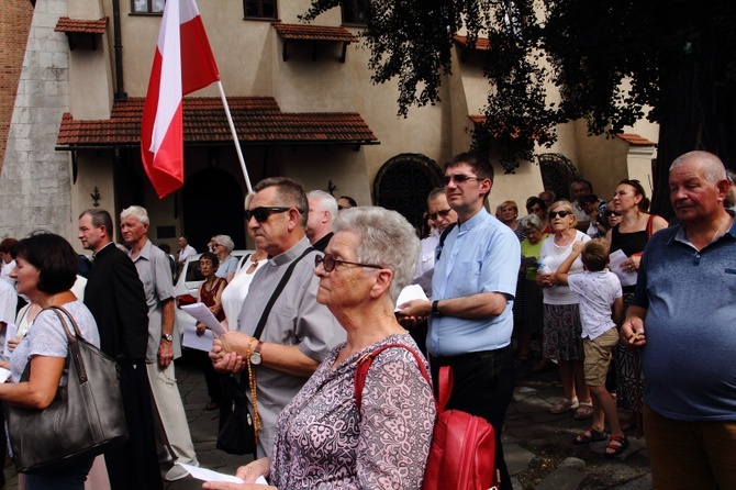 Modlitwa w intencji abp. Marka Jędraszewskiego pod oknem papieskim 