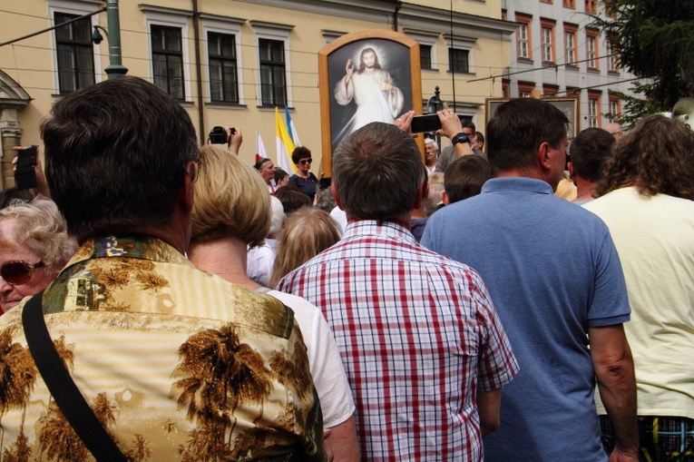 Modlitwa w intencji abp. Marka Jędraszewskiego pod oknem papieskim 