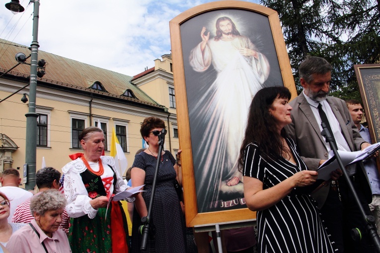 Modlitwa w intencji abp. Marka Jędraszewskiego pod oknem papieskim 