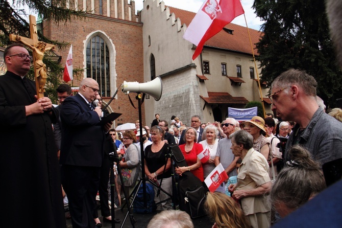 Modlitwa w intencji abp. Marka Jędraszewskiego pod oknem papieskim 