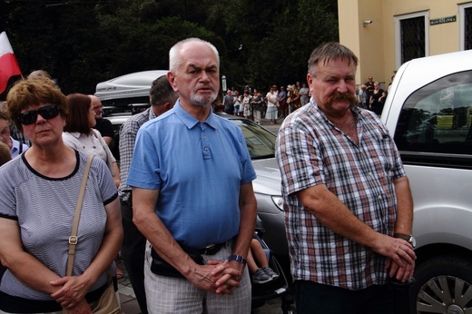 Modlitwa w intencji abp. Marka Jędraszewskiego pod oknem papieskim 