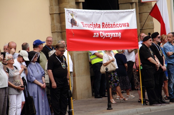 Modlitwa w intencji abp. Marka Jędraszewskiego pod oknem papieskim 