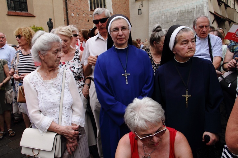 Modlitwa w intencji abp. Marka Jędraszewskiego pod oknem papieskim 