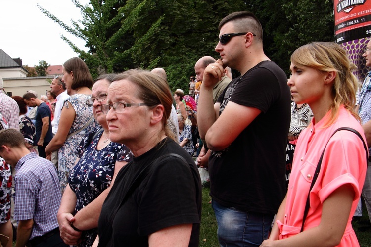 Modlitwa w intencji abp. Marka Jędraszewskiego pod oknem papieskim 