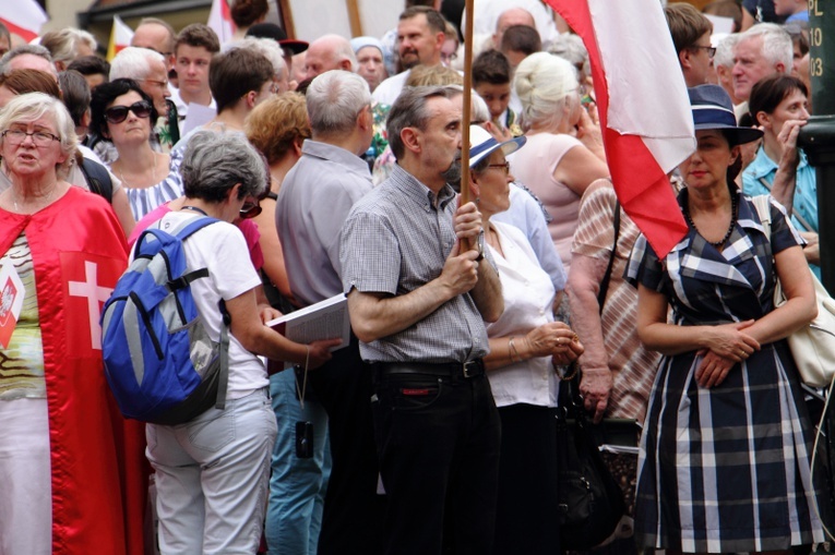 Modlitwa w intencji abp. Marka Jędraszewskiego pod oknem papieskim 