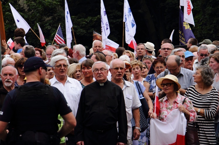 Modlitwa w intencji abp. Marka Jędraszewskiego pod oknem papieskim 