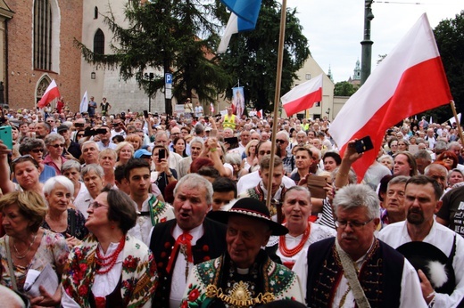 Modlitwa w intencji abp. Marka Jędraszewskiego pod oknem papieskim 