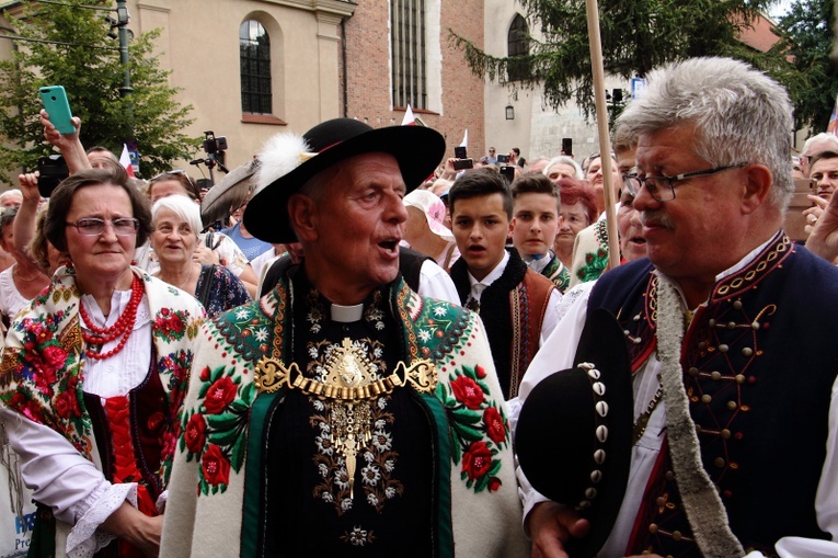 Modlitwa w intencji abp. Marka Jędraszewskiego pod oknem papieskim 