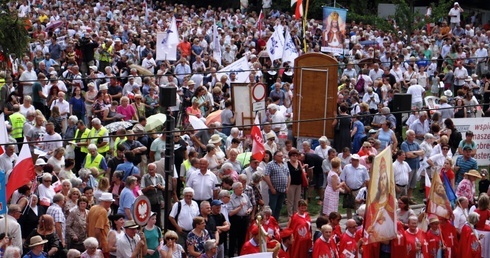 Kilka tysięcy osób modliło się w intencji abp. Marka Jędraszewskiego 