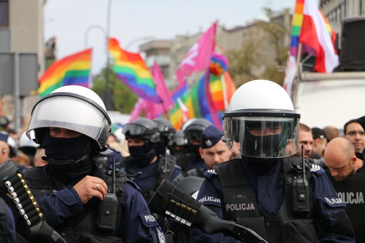 Kordony policji czuwały nad bezpiecznym przebiegiem marszu.