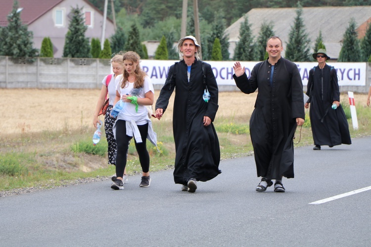 Grupa biało-brązowa w drodze na Jasną Górę