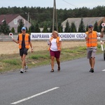 Grupa biało-brązowa w drodze na Jasną Górę