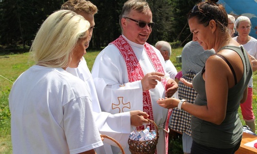 Ks. Adam Ciapka z Sopotni Małej namaszcza rychwałdzkim olejkiem radości.