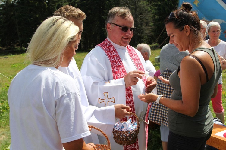 Ks. Adam Ciapka z Sopotni Małej namaszcza rychwałdzkim olejkiem radości.