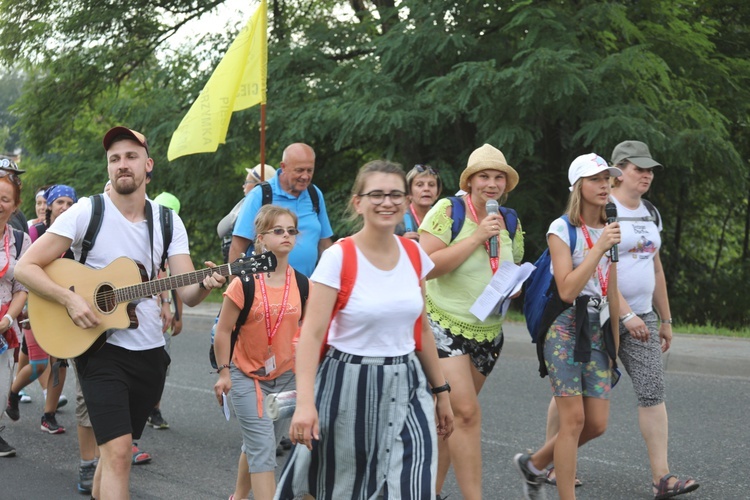 28. Pielgrzymka Cieszyńska 2019 na trasie - w Bziu Zameckim