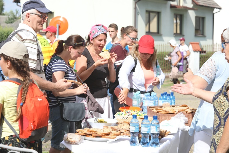 Pielgrzymi hałcnowscy w gościnie w Bielanach - 2019