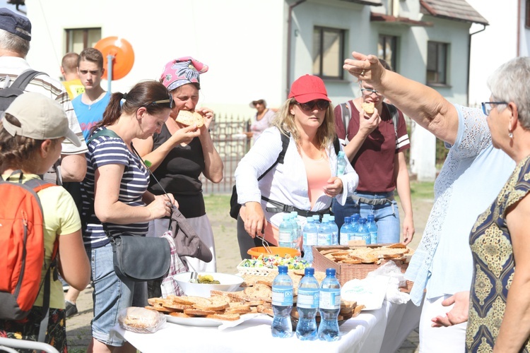 Pielgrzymi hałcnowscy w gościnie w Bielanach - 2019