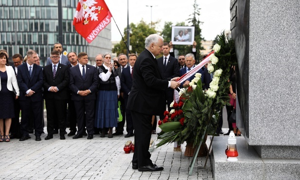 Politycy PiS uczcili pamięć ofiar katastrofy smoleńskiej