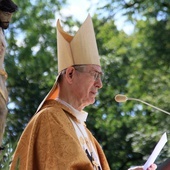 Abp Alfons Nossol głosi kazanie podczas jubileuszu sanktuarium św. Jacka.