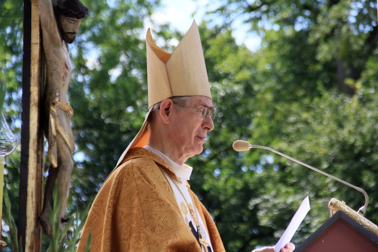 Abp Alfons Nossol głosi kazanie podczas jubileuszu sanktuarium św. Jacka.