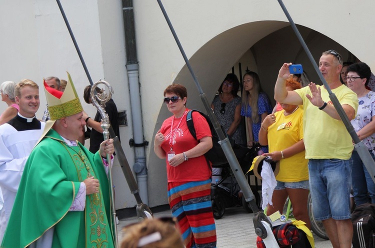 Oczekiwanie na pieszych pielgrzymów jasnogórskich i Msza święta - 2019