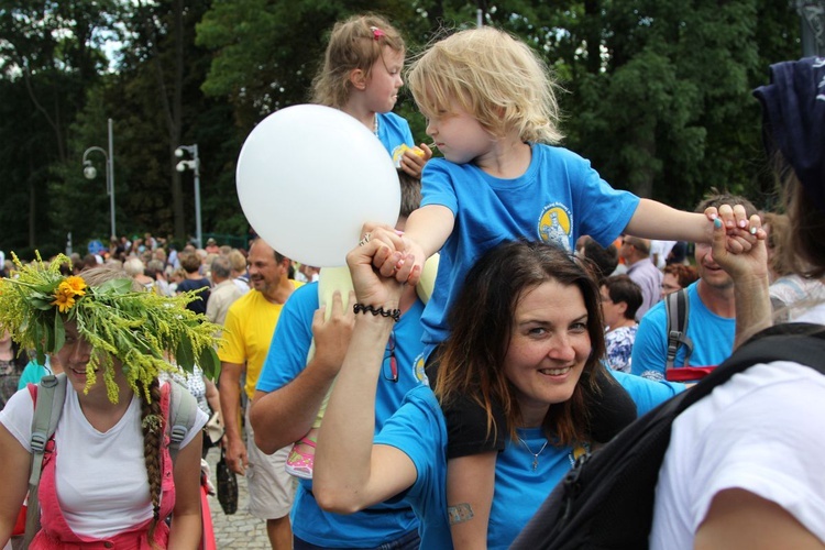 Powitanie 28. Pielgrzymki Diecezji Bielsko-Żywieckiej - grupy hałcnowskie na Jasnej Górze - 2019; cz. 1