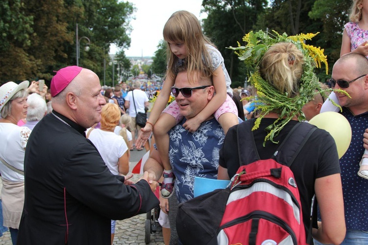 Powitanie 28. Pielgrzymki Diecezji Bielsko-Żywieckiej - grupy hałcnowskie na Jasnej Górze - 2019; cz. 1