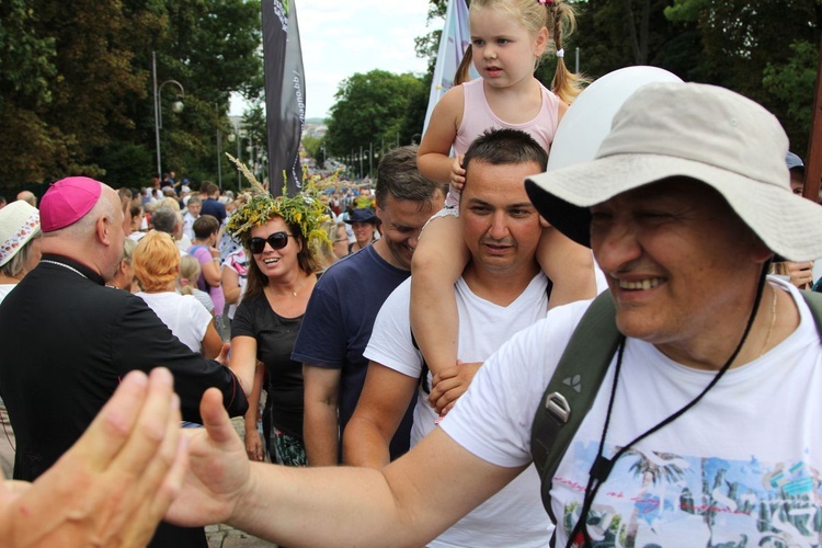 Powitanie 28. Pielgrzymki Diecezji Bielsko-Żywieckiej - grupy hałcnowskie na Jasnej Górze - 2019; cz. 1