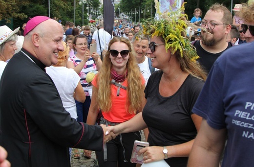 Powitanie 28. Pielgrzymki Diecezji Bielsko-Żywieckiej - grupy hałcnowskie na Jasnej Górze - 2019; cz. 1