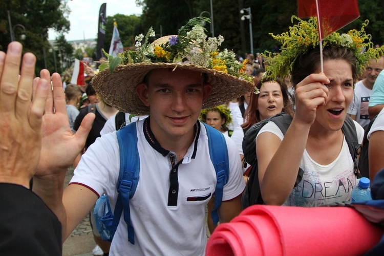 Powitanie 28. Pielgrzymki Diecezji Bielsko-Żywieckiej - grupy hałcnowskie na Jasnej Górze - 2019; cz. 1